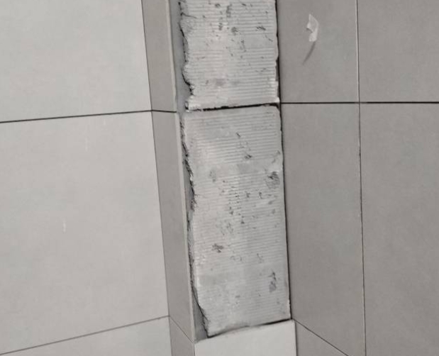 涟源瓷砖空鼓维修公司分享下瓷砖施工前基层浇水润湿程度不足，可能导致以下问题